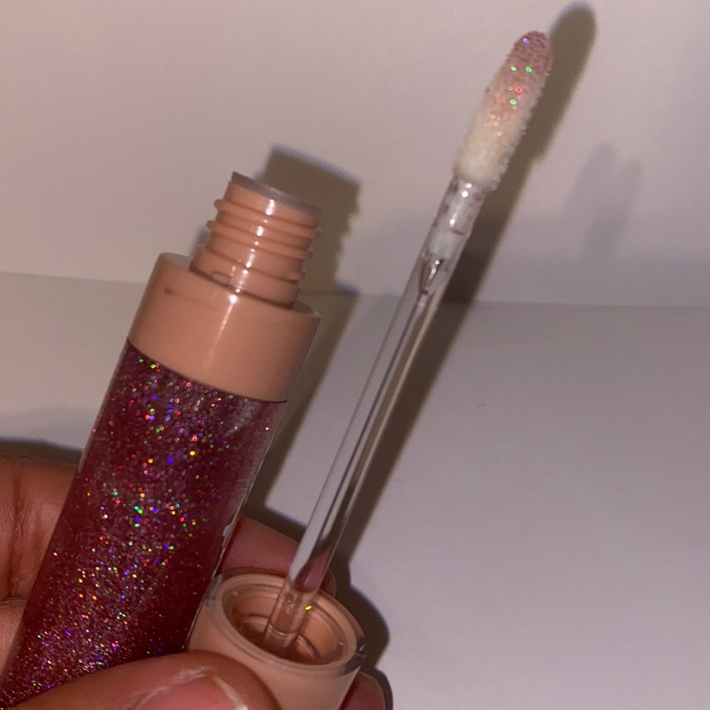 Hydrating lip gloss